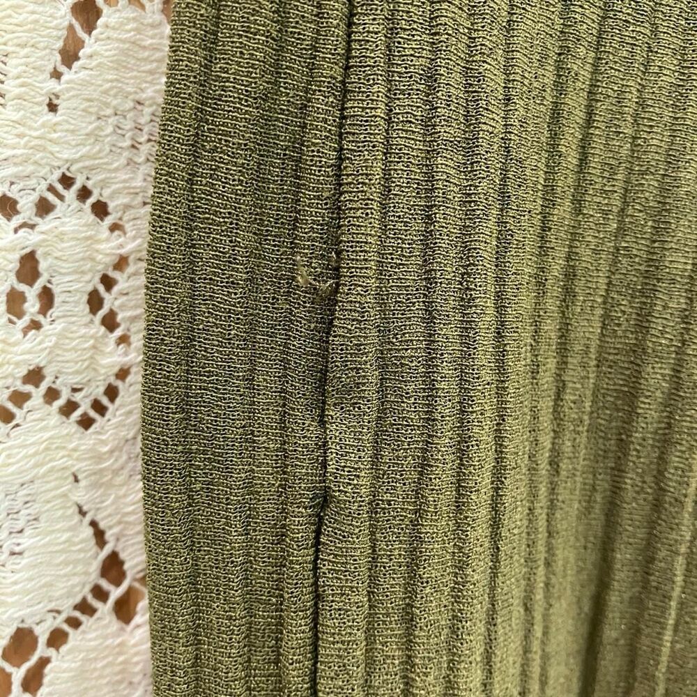 H&M women's olive green pleated flare lettuce hem pants | size medium - Picture 6 of 6